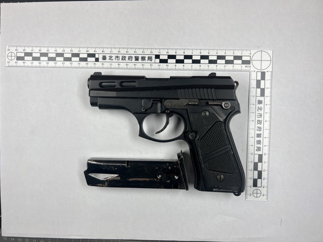 警方逮捕開槍嫌犯，起出其中一把犯案手槍。（翻攝畫面）