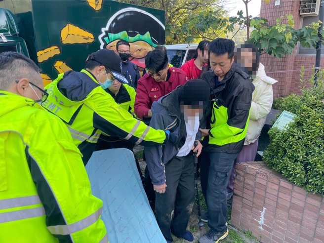 7旬徐姓老翁13日上午赴新北市石碇区访友，不慎摔落山坡，警消告手机基地台定位，找到受伤的徐翁，紧急将他送医治疗。（新店警分局提供）