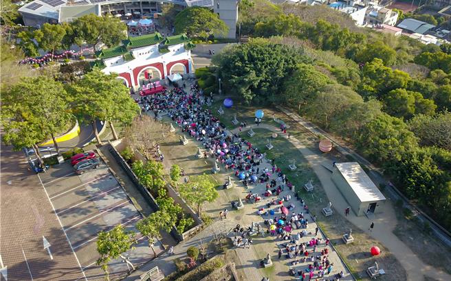 彰化縣政府舉辦2024彰化月影燈季，與LINE貼圖多多欸（DODOA）合作推出限量「多多龍提燈」，情人節當天下午5點半發放限定版520組粉紅多多龍提燈，一早9點就有民眾到場排隊。（彰化縣政府提供／吳建輝彰化傳真）