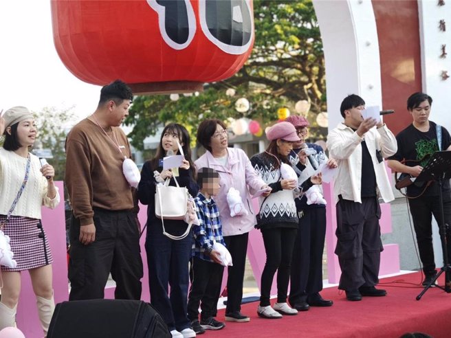 2月14日是西洋情人節，縣府在八卦山大佛風景區參佛道舉辦「彰化2024月影燈季」浪漫情人節活動，號召520對情侶，在八卦山下唱起情歌。（吳建輝攝）