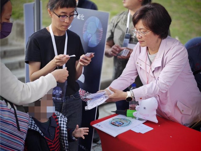狂的是一早9點就有民眾到現場排隊，民眾備摺疊椅、飲料長期抗戰，搶得頭香的情侶一早9點就到場，只為了拿到限量版的粉色多多龍。（吳建輝攝）