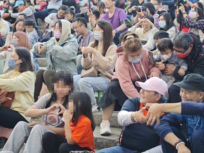 王惠美說，今天特別在情人節當天舉辦520活動，讓所有情人們大聲說愛，也呼籲鄉親愛要及時，一個擁抱、一句我愛你都勝過千言萬語。（吳建輝攝）