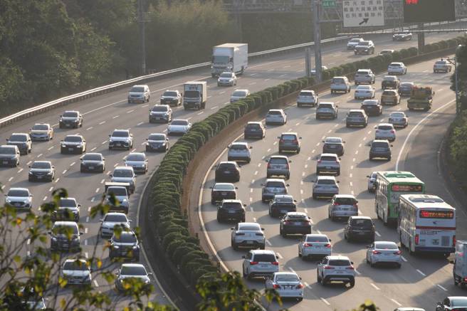 春节连假进入尾声，14日傍晚时分，国道陆续涌现准备返回工作岗位的收假车潮。（刘宗龙摄）