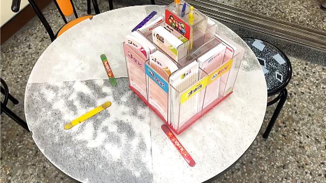 台东飞来发彩券行多名刮刮乐百万得主都在的圆桌上刮中奖项，号称「百万圆桌」。（读者提供／萧嘉蕙台东传真）