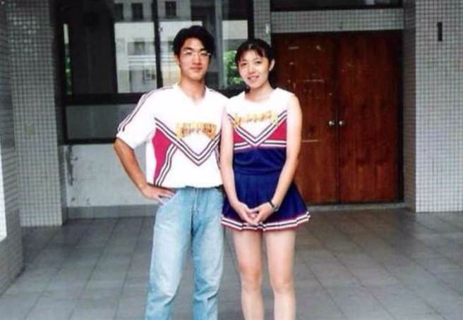 蒋万安(左)与太太石舫亘(右)从大学就开始交往，但至今仍难以在直男大考验中拿到高分。（示意图／取自蒋万安粉专）
