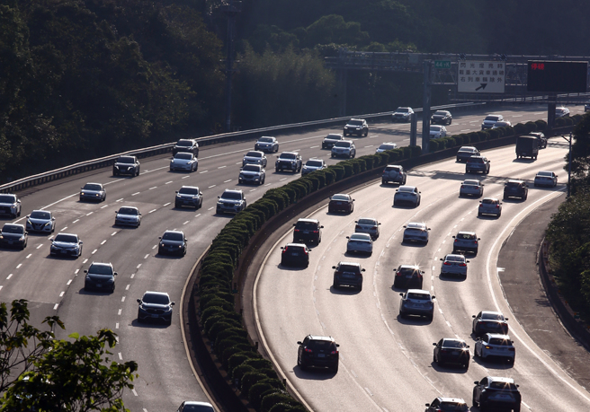228没连假短程旅游多 国道採一日匝道仪控、单一费率（示意图/邓博仁摄）