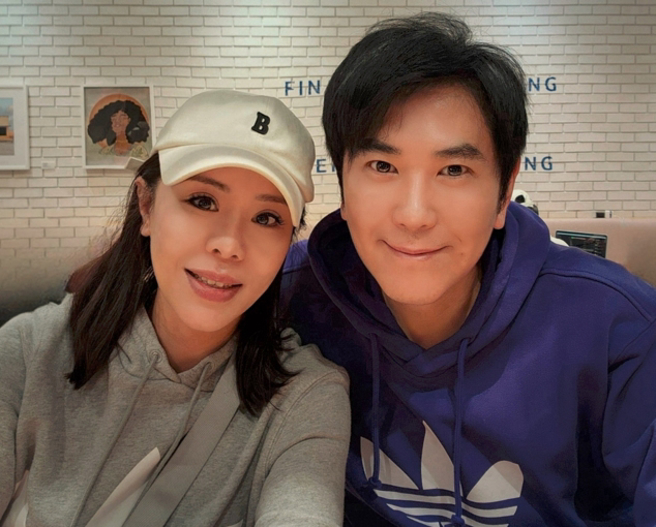 李彦秀(左)过年跟亲爱的家人团圆，也在西洋情人节分享她跟丈夫侯冠群(右)的甜蜜合影。（图／取自李彦秀脸书）