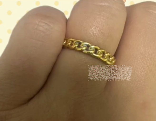 大陸有女子戴戒指，戴沒多久發現有「小白點」褪色跡象，竟然是救命警示。（圖／翻攝自微博）