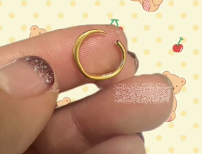 大陸有女子戴戒指，戴沒多久發現有「小白點」褪色跡象，竟然是救命警示。（圖／翻攝自微博）