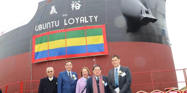 裕民與英美資源集團簽署四艘液化天然氣（LNG）雙燃料動力散裝貨輪10年運務合約，是散裝業首例。圖為其中一艘「裕義輪」命名交船典禮，裕民總經理王書吉（左起）、英美資源集團海運部董事長Rod Elliott夫婦、遠東企業集團董座徐旭東、裕民執行副總徐國安出席。圖／裕民提供