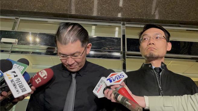 年代旅遊總經理林大鈞（左）深夜出面召開記者會說明，並鞠躬道歉向團客表達歉意。（蔡亞樺攝）