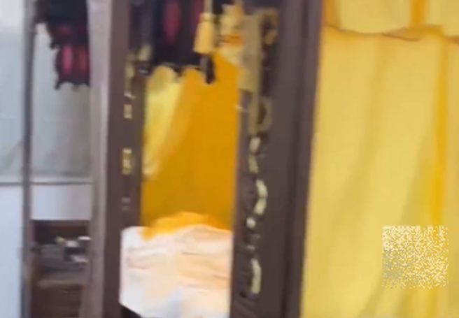 有名房屋代管人在整理退租的房間時，驚見滿出子「古色古香」，還看到像是皇帝在睡的「龍床」。（圖／翻攝自微博）