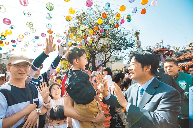 总统当选人赖清德（前右），13日前往嘉义县朴子配天宫参香、发放福袋与民眾互动热络。（总统府提供）