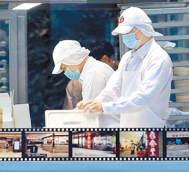 據勞動部統計，大專校院畢業後5年內的勞退平均提繳工資為4.4萬元，畢業於餐旅及民生服務學門的薪情最差，僅有3.3萬元。圖為餐飲人員忙著手中工作。（本報資料照片）