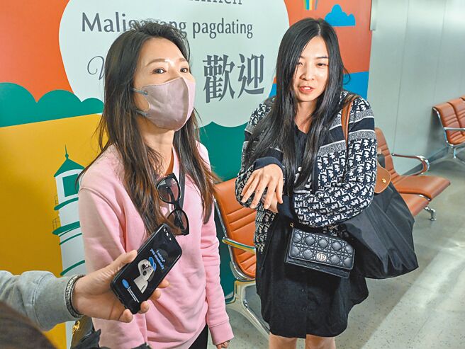 農曆春節連假到越南富國島旅遊，有台灣旅客在當地慘遭丟包，觀光署表示雙方達成協議，旅客將在13日、14日兩天返國，13日傍晚搭機返台旅客表示，在越南富國島的飯店、飲食、行程都有問題，回台將聯合透過法律途徑求償。圖為旅客楊小姐（左）與部落客「段段-LindaTuan」（右）。（陳麒全攝）