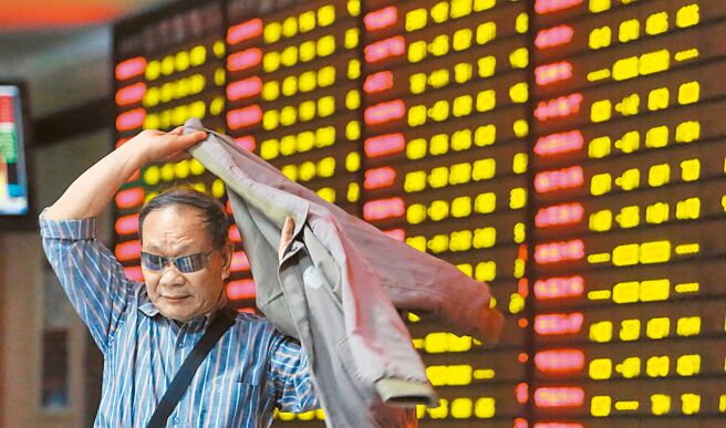 大陆「国家队」入市护盘，目标是吸引个人资金进场。（中新社）