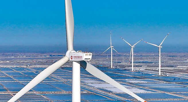 美媒觀察，隨著大規模推廣可再生能源的步伐加快，大陸溫室氣體排放量最快可能今年就達峰。圖為河北省唐山市海港經濟開發區大清河鹽田內的風電場。（新華社）
