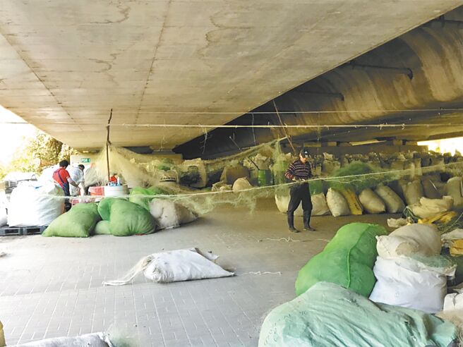 桃園市2022年6月起與在地企業合作，將海洋廢棄物再利用製成各類產品，迄今已回收近50公噸海廢並賦予新生，創造藍色循環商機。（桃園市環保局提供／蔡明亘桃園傳真）