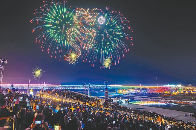 南投燈會「融耀．宜居城市」自2月3日開幕以來，吸引超過210萬人次參觀。（南投縣政府提供／馮惠宜台中傳真）