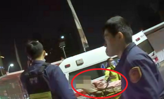 3惡煞暗夜街頭押人 快打警連轟12槍！火速救人影片曝光