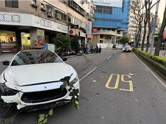 通緝男酒後駕瑪莎拉蒂 過彎失控26輛機車遭殃