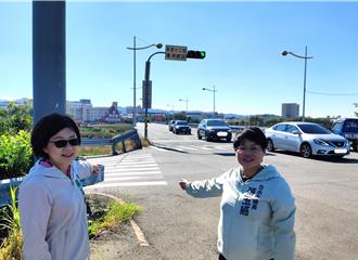 大里新仁橋遭批「不給人走」 其實是憂人車搶道太危險