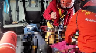 影》2登山客爬花蓮轆轆山摔山谷 黑鷹直升機救援1死1傷