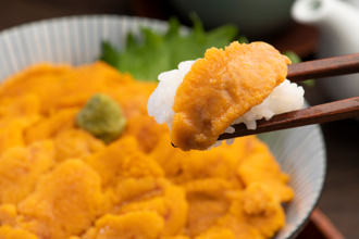 日本市場攤商 推出超高檔「外國遊客丼」 讚嘆：陸客不看價錢