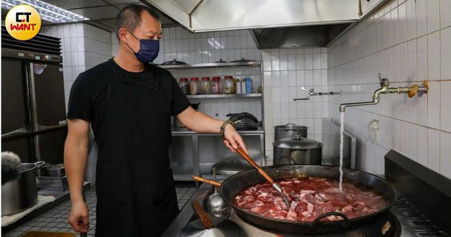 主厨「关老板」从警以来待过保大、霹雳小组，临危受命当起团膳伙头管理分局百人用餐，南海牛肉麵是他淬炼6年的心血结晶。（图／侯世骏摄）