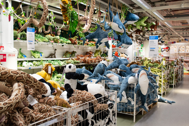 IKEA贩售的商品琳琅满目，其中绒毛玩具区深受不少消费者喜爱。（示意图，shutterstock／达志）