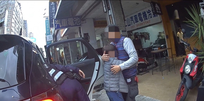 男童公园玩滑板车扭伤，台中警暖心送他返家。（翻摄画面）