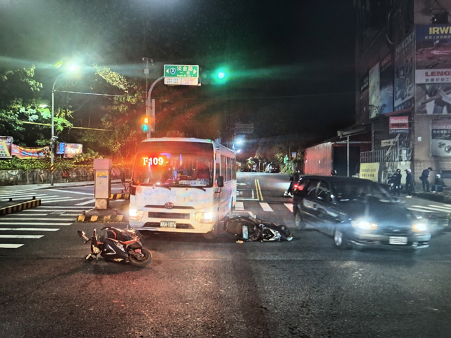 李姓駕駛未拉手煞車，小巴士突然往前滑，推撞4輛停等紅燈機車。（翻攝畫面）