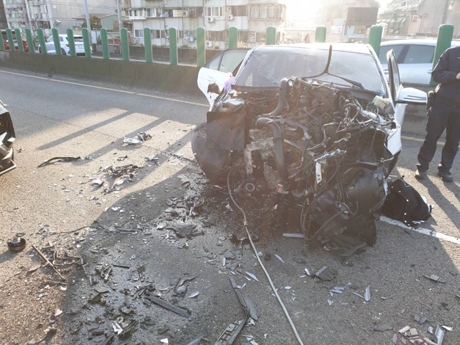 开工首日严重车祸！北市中兴桥车头撞烂，男驾驶无生命迹象。(叶庭欣/翻摄)