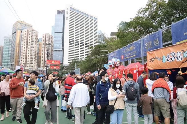 港府发言人14日表示，春节假期访港旅客人次初步估计约75万，已达到2018年同期水准。（中新社资料照片）