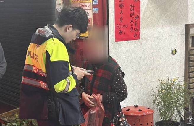 情人節的夜裡，婦人在街頭不斷啜泣，暖警關懷幫助返家。（翻攝畫面）