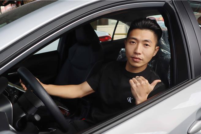 嘉义县东石乡港口宫大年初一至初五举办「掷筊送轿车、金妈祖、iPhone 15 Pro」活动，最大奖80万汽车由庄棋渊以10筊胜出获得。（吕妍庭摄）