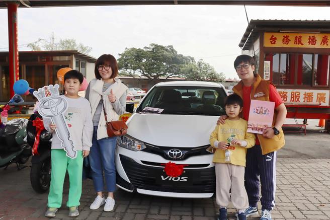 2奖60万元汽车得主採现场PK，最后由妈祖契子苏俊瀚（右一）获得。（吕妍庭摄）