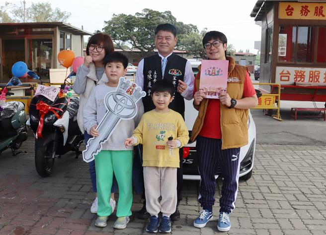 2奖60万元汽车得主採现场PK，最后由妈祖契子苏俊瀚（右一）获得。（吕妍庭摄）