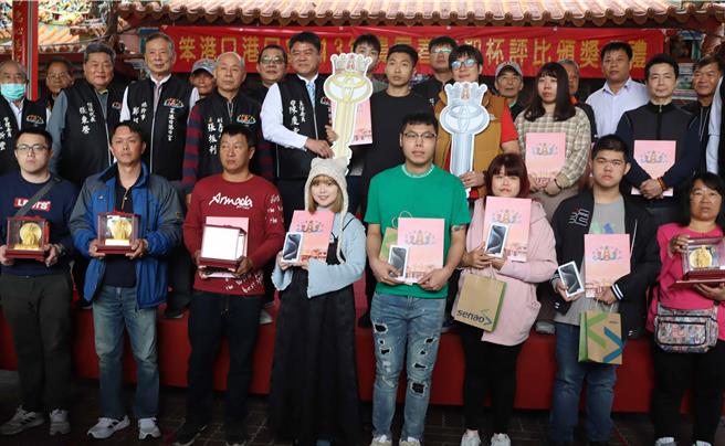 今庙方举办颁奖典礼，并进行二奖1500CC汽车PK赛。（吕妍庭摄）