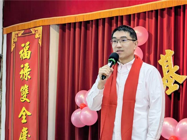 基隆市政府15日举行新春团拜，基隆市长谢国梁表示，持续延烧的东岸广场争议，他已请副市长邱佩琳及立法委员林沛祥协助，近期将主动释出善意，拜会主富公司，寻求合作空间。（张志康摄）