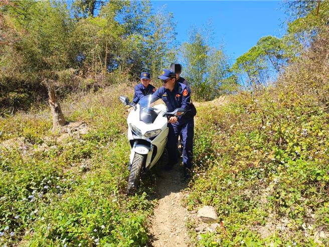 一名重机骑士在高雄山区迷航，警方到场救援。（翻摄照片／林瑞益高雄传真）