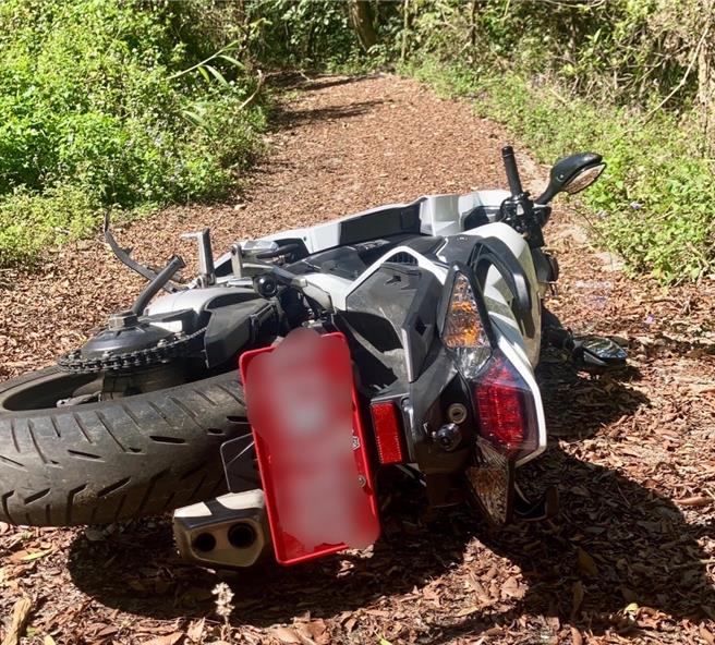 一名重机骑士在高雄山区迷航，警方到场救援。图为误入山区的重机车。（翻摄照片／林瑞益高雄传真）