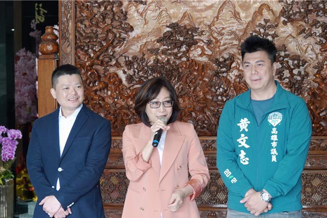 龍年初六開工日，議會大廳充滿春節氣息，議長康裕成、副議長曾俊傑及議員黃文志及議會全體員工互道恭喜。（高市議會提供）