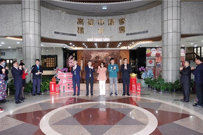 高市議長康裕成及副議長曾俊傑今（15）日率領全體員工舉行新春團拜。（高市議會提供）