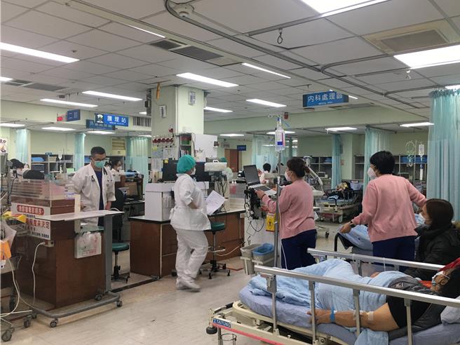 过年期间除各大景点人山人海外，医院急诊室的人潮也不可小覷，据屏东基督教医院统计，8至14日的急诊就医人次破2000人次。（屏基提供／谢佳潾屏东传真）