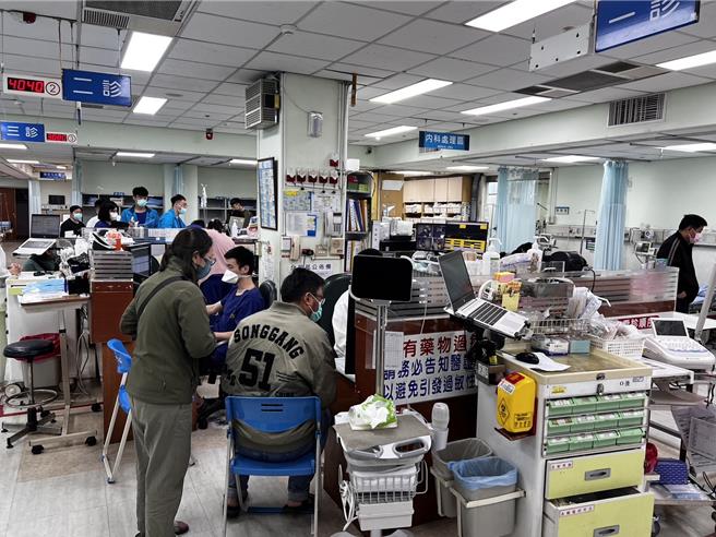 过年期间除各大景点人山人海外，医院急诊室的人潮也不可小覷，据屏东基督教医院统计，8至14日的急诊就医人次破2000人次。（屏基提供／谢佳潾屏东传真）