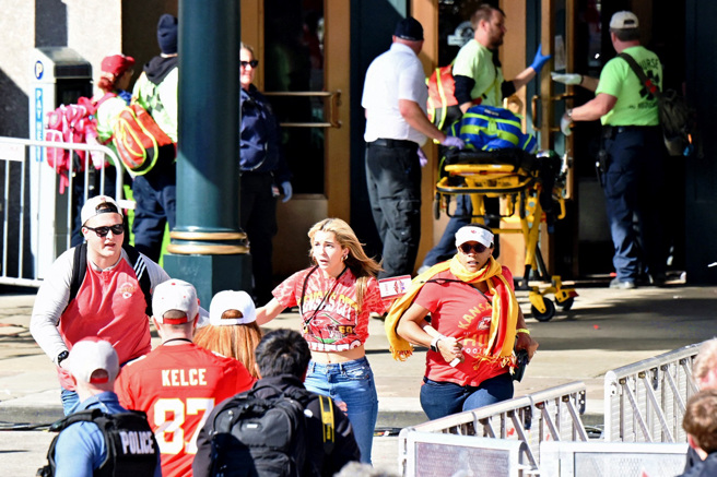 堪萨斯市酋长队（Kansas City Chiefs）的封王游行爆出枪响后，球迷惊恐逃窜。（图／路透社）
