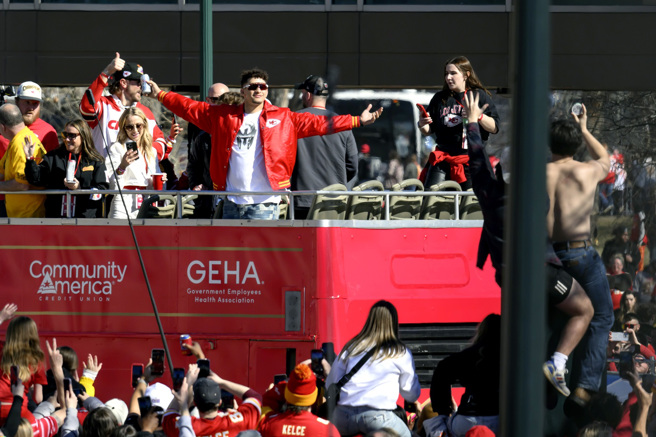  画面为酋长队获选最有价值球员（MVP）的明星四分卫马霍姆斯（Patrick Mahomes）14日在封王游行中接受球迷欢呼。（图／美联社）
