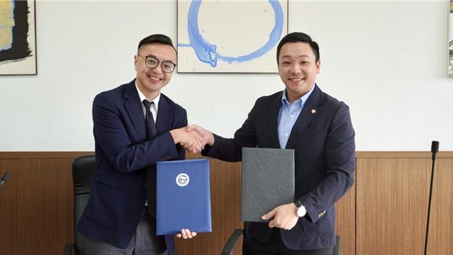 高雄律師公會與青年局簽署合作意向書合照。左為律師公會理事長謝國允、右為青年局長張以理。（高市青年局提供）