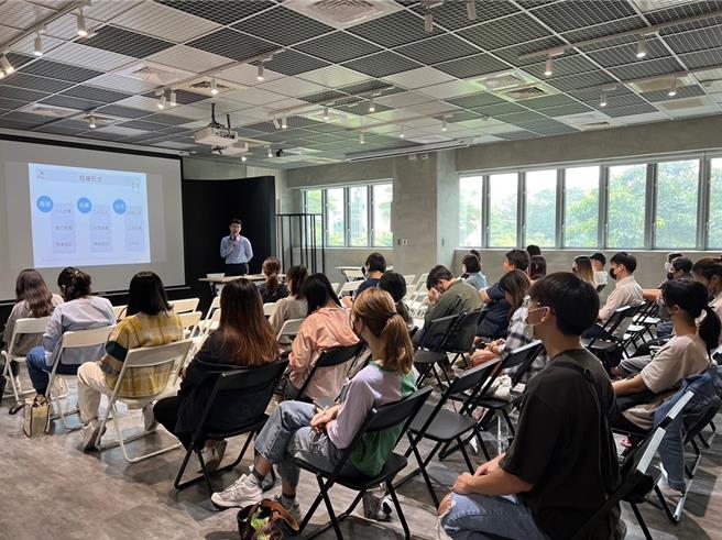 高市青年局邀請理行律師事務所律師張桐嘉開課傳授青年頭家必學的法律知識。（高市青年局提供）